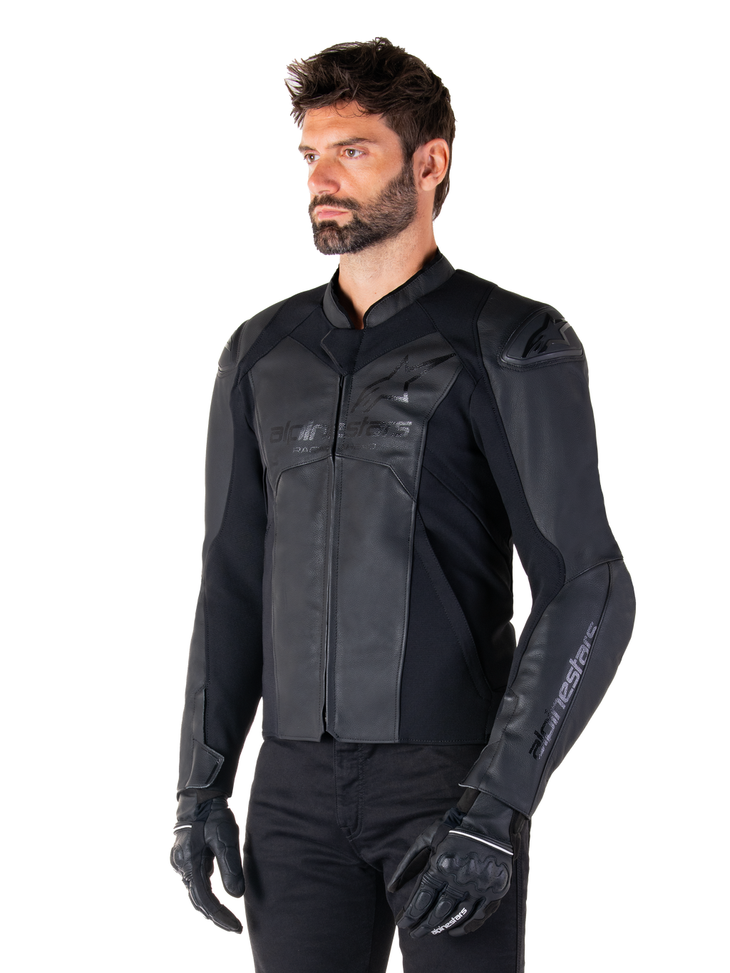 Skórzana kurtka Alpinestars Faster V3, sportowa kurtka motocyklowa, czarna, noszona przez modela w czarnych spodniach i rękawicach, konstrukcja ze skóry premium z elastycznymi panelami i ochraniaczami ramion DFS GP Lite, smukła i nowoczesna sportowa sylwetka