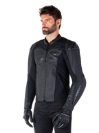 Skórzana kurtka Alpinestars Faster V3, sportowa kurtka motocyklowa, czarna, noszona przez modela w czarnych spodniach i rękawicach, konstrukcja ze skóry premium z elastycznymi panelami i ochraniaczami ramion DFS GP Lite, smukła i nowoczesna sportowa sylwetka
