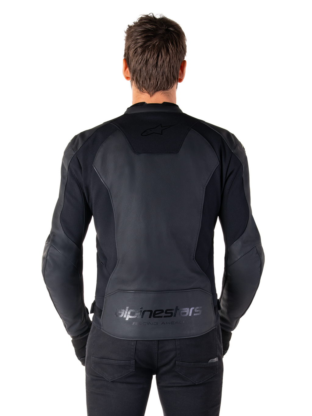 Widok z tyłu mężczyzny ubranego w skórzaną kurtkę Alpinestars Faster V3 w kolorze Black Black, z panelami ze skóry premium i elastycznymi wstawkami stretch, subtelnym logo „alpinestars” i napisem „RACING AHEAD” na dole pleców, sportowy krój do jazdy motocyklem.
