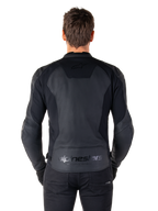 Widok z tyłu mężczyzny ubranego w skórzaną kurtkę Alpinestars Faster V3 w kolorze Black Black, z panelami ze skóry premium i elastycznymi wstawkami stretch, subtelnym logo „alpinestars” i napisem „RACING AHEAD” na dole pleców, sportowy krój do jazdy motocyklem.