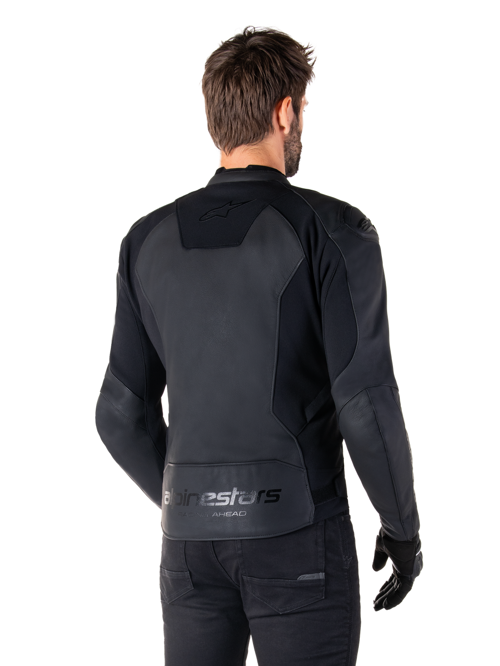 Alpinestars Faster V3 Leather Jacket, Black Black, widok z tyłu modelu w sportowej kurtce motocyklowej, z logo „alpinestars” i napisem „RACING AHEAD” na dole pleców, skóra premium z matowymi panelami, nowoczesna sportowa sylwetka do jazdy motocyklem
