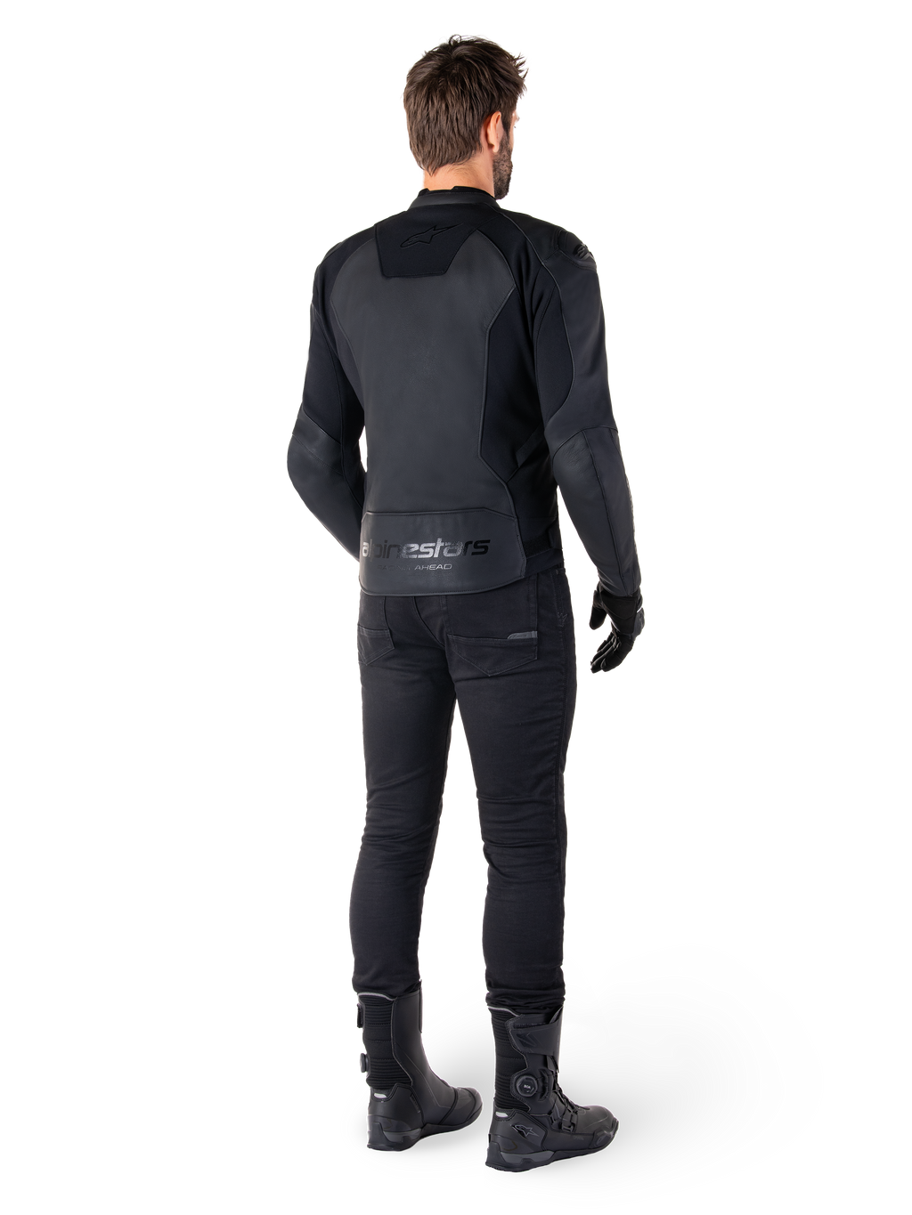 Skórzana kurtka Alpinestars Faster V3, Black Black, widok z tyłu na motocykliście, z panelami ze skóry premium i wytłaczanym logo Alpinestars, zestawiona z czarnymi spodniami i butami motocyklowymi dla pełnego sportowego wyglądu.