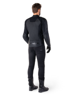 Skórzana kurtka Alpinestars Faster V3, Black Black, widok z tyłu na motocykliście, z panelami ze skóry premium i wytłaczanym logo Alpinestars, zestawiona z czarnymi spodniami i butami motocyklowymi dla pełnego sportowego wyglądu.