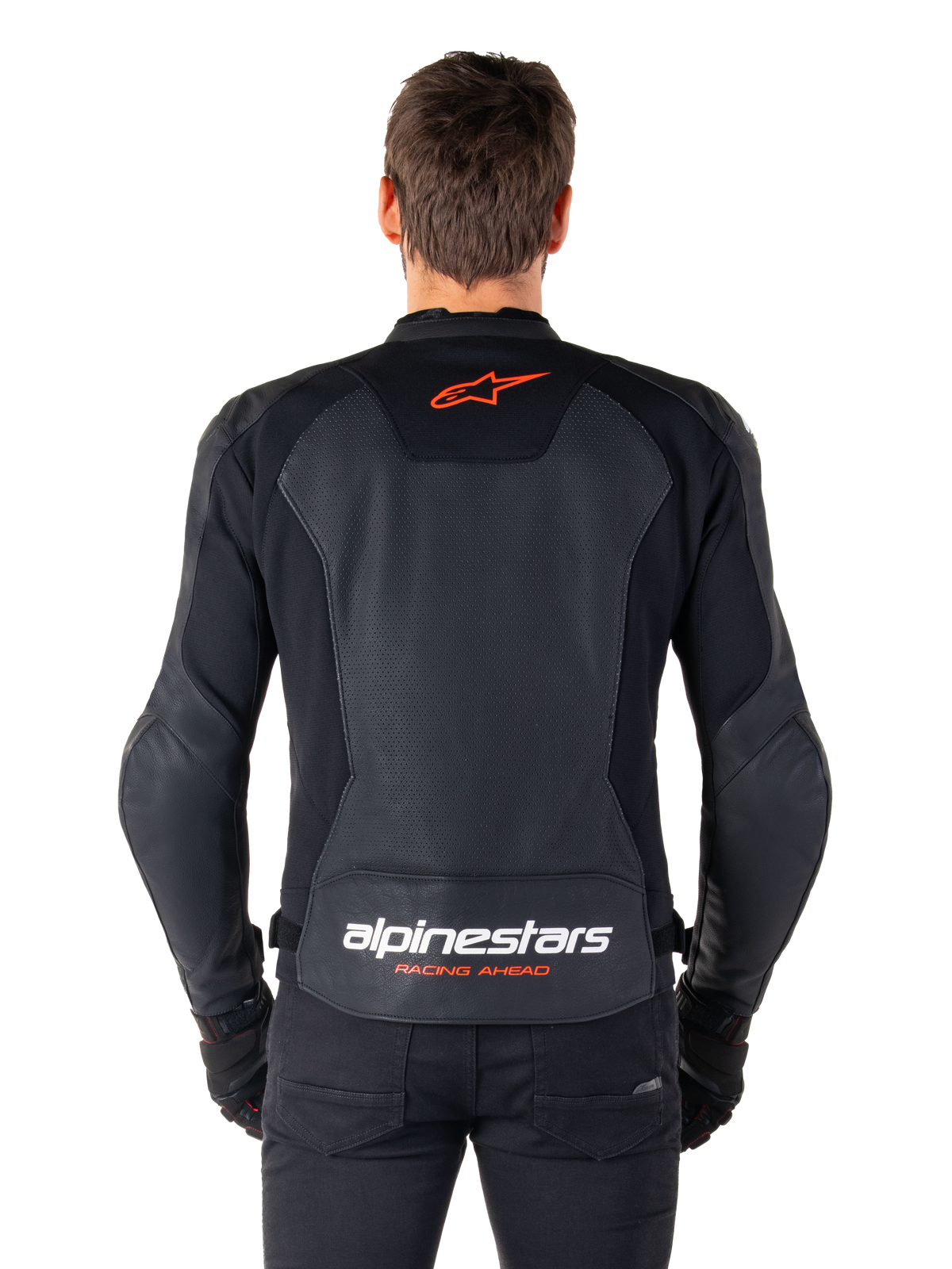 Alpinestars Faster V3 Airflow Leather Jacket, czarna skórzana kurtka, widok z tyłu z perforowanymi panelami dla wentylacji, czerwone logo gwiazdy Alpinestars i białe napisy na dole pleców, noszona z czarnymi spodniami i rękawicami