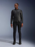 Męski model w skórzanej kurtce Alpinestars Blacktrack, czarna skóra bydlęca premium, nowoczesny minimalistyczny design motocyklowy o dopasowanym kroju, zestawiony z czarnymi spodniami motocyklowymi i butami, miejski styl współczesny