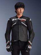Alpinestars Atem V5 Leather Jacket, wyścigowa kurtka motocyklowa, czarna z białymi i czerwonymi akcentami, konstrukcja ze skóry premium z ochronnym pancerzem, noszona z pasującymi rękawicami wyścigowymi