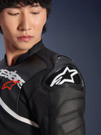Zbliżenie na skórzaną kurtkę Alpinestars Atem V5 w kolorze czarno-białym, z ochraniaczem ramion DFS RR z białym logo z gwiazdą, perforowaną konstrukcją skórzaną i grafiką na klatce piersiowej inspirowaną wyścigami.
