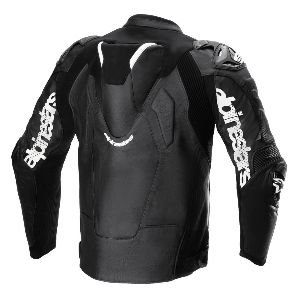 Kurtka skórzana Alpinestars Atem V5, czarno-biała, widok z tyłu ukazujący aerodynamiczny garb, białe logo Alpinestars na rękawach, perforowane sekcje skórzane i techniczne panele elastyczne do jazdy wyścigowej i sportowej.
