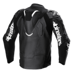Kurtka skórzana Alpinestars Atem V5, czarno-biała, widok z tyłu ukazujący aerodynamiczny garb, białe logo Alpinestars na rękawach, perforowane sekcje skórzane i techniczne panele elastyczne do jazdy wyścigowej i sportowej.