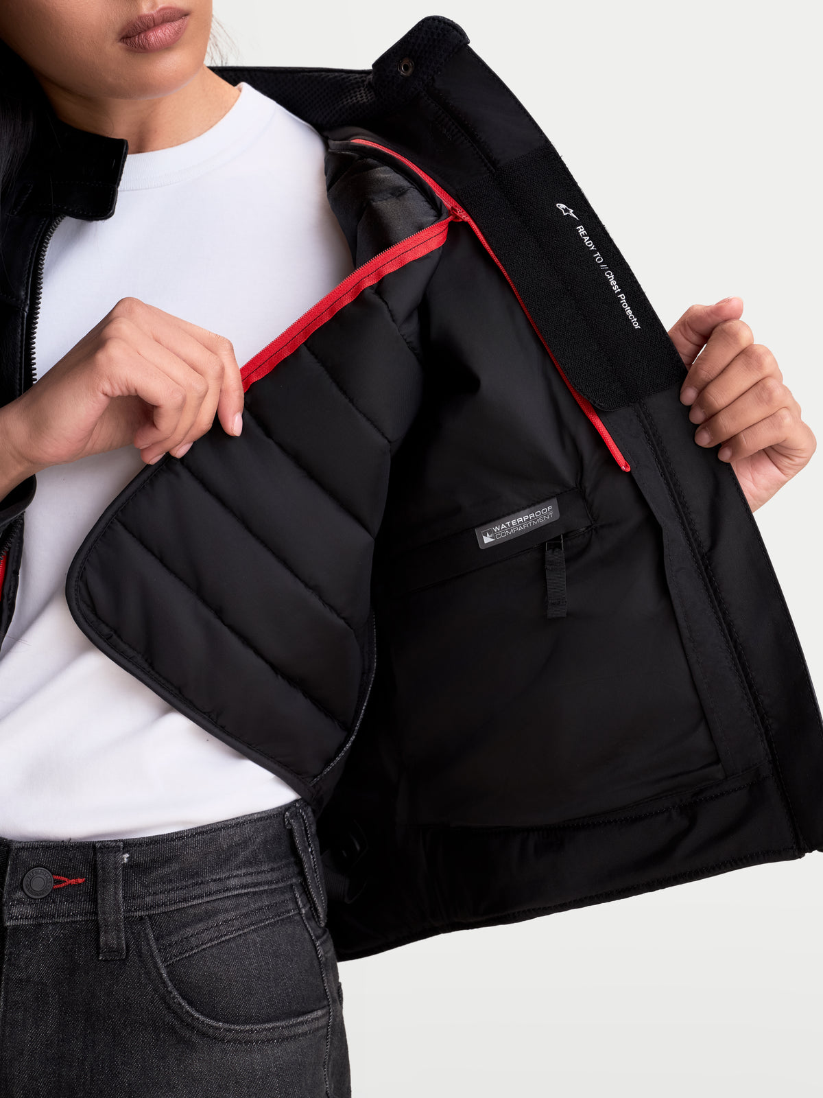 Alpinestars Revea Kobiety Kurtka skórzana, urbanistyczna damska kurtka motocyklowa, czarna, zbliżenie na wyjmowaną kamizelkę termiczną i wodoodporną przegrodę wewnętrzną, prezentowana na modelce
