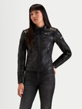 Alpinestars Revea Kobiety Kurtka skórzana, damska kurtka motocyklowa miejska, czarna, konstrukcja ze skóry premium, widok na modelce z ochraniaczami ramion i łokci