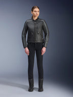 Alpinestars Stella Dyno Leather Jacket, damska kurtka motocyklowa, czarna z szarymi i ciemnoszarymi akcentami, studyjny widok całej sylwetki modelki w czarnych spodniach typu slim-fit i czarnych butach, wykonana ze skóry bydlęcej z subtelnym logo na piersi i rękawach