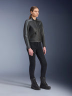 Alpinestars Stella Dyno Leather Jacket, damska kurtka motocyklowa, czarna i ciemnoszara, noszona z czarnymi spodniami i butami motocyklowymi, z szarymi wyścigowymi pasami na rękawach i skórzanym wzornictwem typu heritage