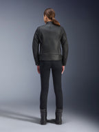 Alpinestars Stella Dyno Leather Jacket, damska kurtka motocyklowa, czarna, widok z tyłu podkreślający dopasowaną konstrukcję ze skóry bydlęcej, minimalistyczny design heritage, noszona z czarnymi spodniami i butami motocyklowymi dla uzyskania miejskiego stylu