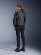 Alpinestars Stella Dyno Leather Jacket, damska kurtka motocyklowa, czarna, widok z tyłu ukazujący konstrukcję z wysokiej jakości skóry i dopasowany krój, noszona z czarnymi spodniami do jazdy i czarnymi butami, miejski styl jazdy