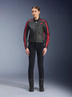Alpinestars Stella Dyno Leather Jacket, damska kurtka motocyklowa, czarna z czerwonymi akcentami Haute Red, czerwone pasy wyścigowe na ramionach i rękawach, czerwone logo z gwiazdą na klatce piersiowej, zestawiona z czarnymi spodniami slim-fit i butami, skóra bydlęca premium o nowoczesnym designie nawiązującym do dziedzictwa