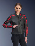 Alpinestars Stella Dyno, damska skórzana kurtka motocyklowa, czarna z czerwonymi pasami wyścigowymi na ramionach i rękawach, prezentowana przez modelkę w czarnych jeansach, wysokiej jakości skóra, design inspirowany stylem heritage do jazdy miejskiej