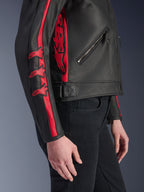 Alpinestars Stella Dyno Leather Jacket, damska kurtka motocyklowa, czarno-czerwona, widok z boku na modelce, czerwone pasy wyścigowe z logo gwiazdy na rękawie i duże czerwone logo z boku, wysokiej jakości skóra bydlęca, miejski styl jazdy
