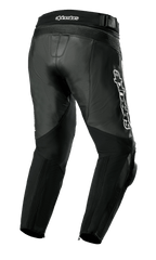 Alpinestars Missile V3 Leather Pants, spodnie motocyklowe, czarne, widok z tyłu z boku, konstrukcja ze skóry premium, harmonijkowe panele elastyczne nad kolanami i w pasie, wysoki stan z tyłu, wyraźne białe logo Alpinestars z boku