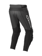 Alpinestars Track V2 Leather Pants, czarne spodnie skórzane, widok z tyłu ukazujący harmonijkowe skórzane strefy elastyczne, białe logo Alpinestars na udzie, duże elastyczne panele na łydkach oraz zintegrowane slidery kolanowe do użytku na torze i ulicy