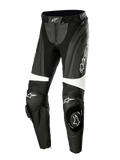 Alpinestars Stella Missile V3 Leather Pants, damskie skórzane spodnie motocyklowe, czarno-białe, elastyczne panele akordeonowe nad kolanami, zintegrowane slidery kolan z logo Alpinestars, białe paski akcentujące, dopasowany krój do jazdy sportowej i torowej