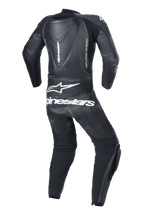 Alpinestars Youth GP Plus V2 1-Piece Leather Suit, czarny, widok z tyłu z garbem aerodynamicznym, białym logo i napisem Alpinestars na dolnej części pleców, bocznym brandingiem 'RACING AHEAD' oraz akordeonowymi panelami stretch zapewniającymi swobodę ruchów.