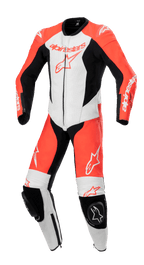Alpinestars Youth GP Plus V2, jednoczęściowy skórzany kombinezon wyścigowy, czerwony fluo, biały i czarny, perforowane panele wentylacyjne, czarne slidery kolan z logo Astar, aerodynamiczny krój wyścigowy dla młodych motocyklistów