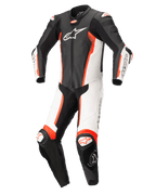 Alpinestars Missile V2 1-Piece Leather Suit, wyścigowy kombinezon skórzany, czarno-biały z jaskrawoczerwonymi elementami fluo, ergonomiczna profilowana konstrukcja, białe i czarne panele, logo Alpinestars na klatce piersiowej i sliderach kolan, zaprojektowany do wyścigów wyczynowych