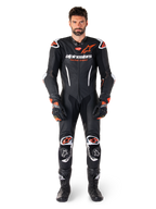 Alpinestars GP-R7, męski skórzany kombinezon jednoczęściowy, czarny i czerwony fluo, profesjonalna odzież wyścigowa.
