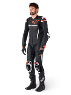 Alpinestars GP-R7 1PC Leather Suit, męski skórzany kombinezon wyścigowy, czarny i czerwony fluo, perforowana konstrukcja.