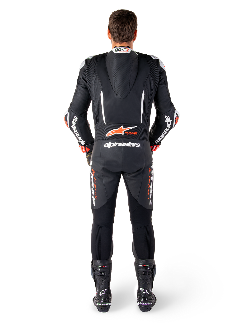 Skórzany kombinezon Alpinestars GP-R7, czarno-biało-czerwony, aerodynamiczny garb i panele harmonijkowe, widok od tyłu.