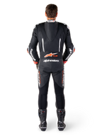 Skórzany kombinezon Alpinestars GP-R7, czarno-biało-czerwony, aerodynamiczny garb i panele harmonijkowe, widok od tyłu.