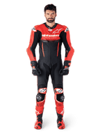 Skórzany kombinezon Alpinestars GP-R7 1 Sztuka, męski krój wyścigowy, czarny i czerwony, skóra bydlęca, Tech-Air® Ready.