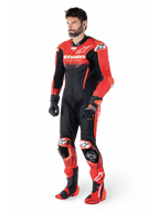 Alpinestars GP-R7 1 Sztuka, męski skórzany kombinezon wyścigowy, czarny i czerwony, perforowana skóra bydlęca, Tech-Air® Ready, na modelu