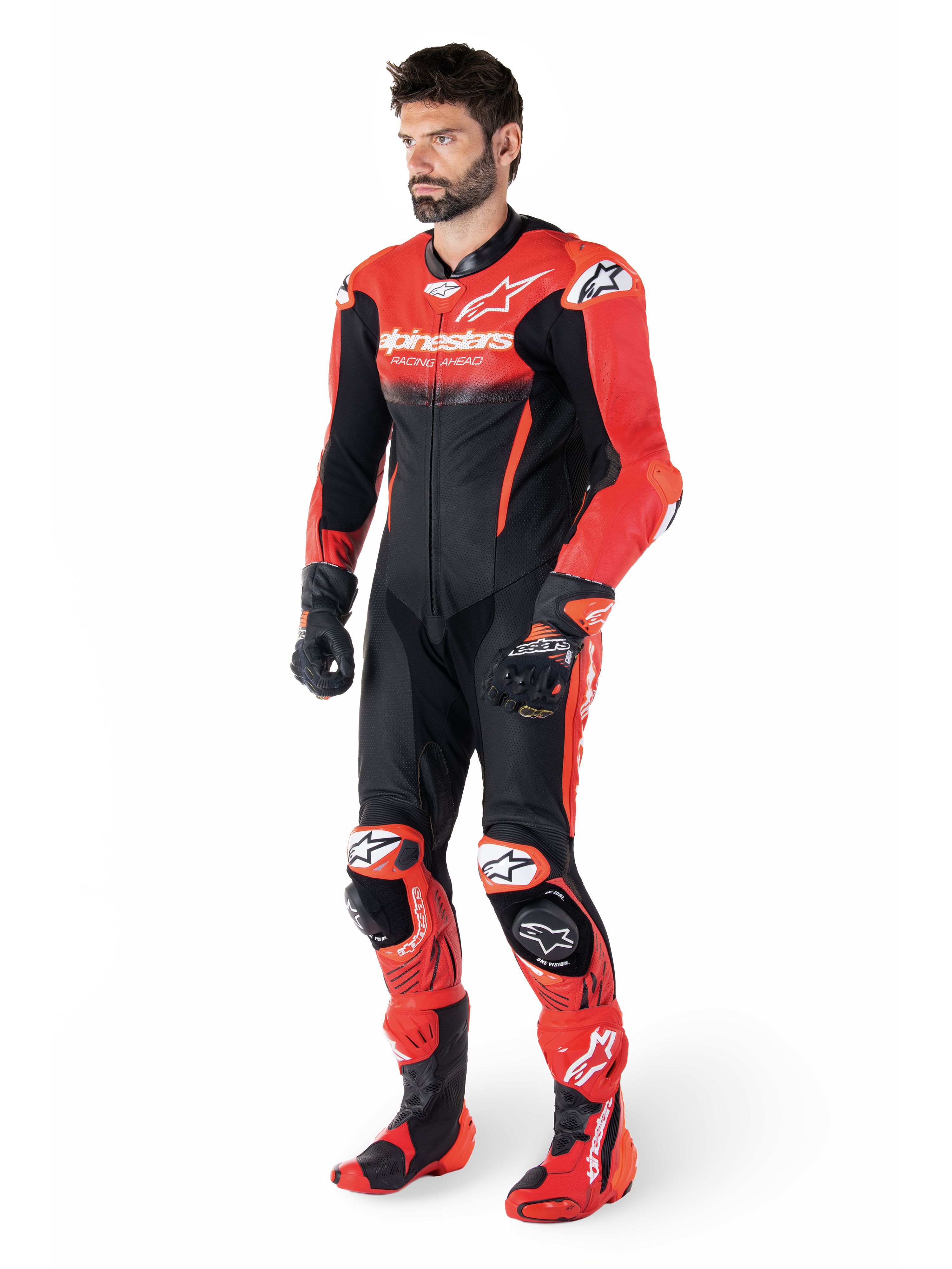 Alpinestars GP-R7 1 Sztuka, męski skórzany kombinezon wyścigowy, czarny i czerwony, perforowana skóra bydlęca, Tech-Air® Ready, na modelu