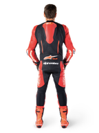 Alpinestars GP-R7 1 Sztuka, skórzany kombinezon wyścigowy, czarny i czerwony, widok z tyłu na garb aerodynamiczny i Tech-Air Ready.