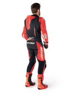 Alpinestars GP-R7 1 Sztuka, skórzany kombinezon wyścigowy, czarny i czerwony, z aerodynamicznym garbem i protektorami PLASMA Pro.