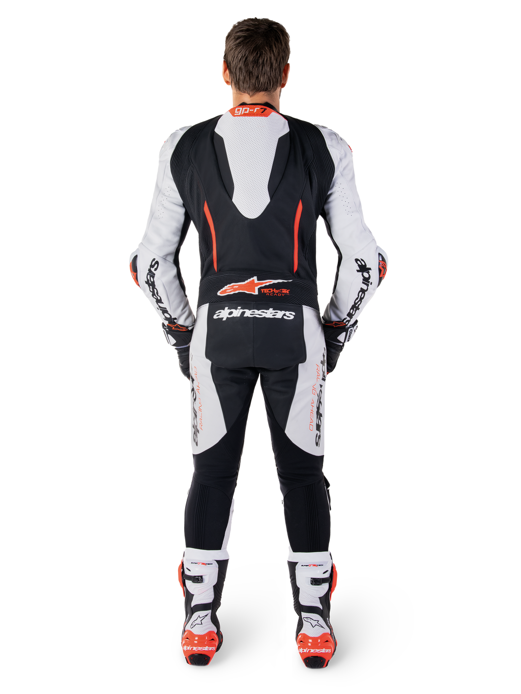 Alpinestars Skórzany Kombinezon GP-R7 1 Sztuka, biały i czarny, wyścigowy z garbem aerodynamicznym i grafiką Tech-Air Ready, widok z tyłu na modelu.