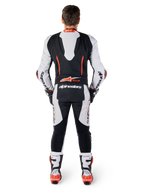 Alpinestars Skórzany Kombinezon GP-R7 1 Sztuka, biały i czarny, wyścigowy z garbem aerodynamicznym i grafiką Tech-Air Ready, widok z tyłu na modelu.