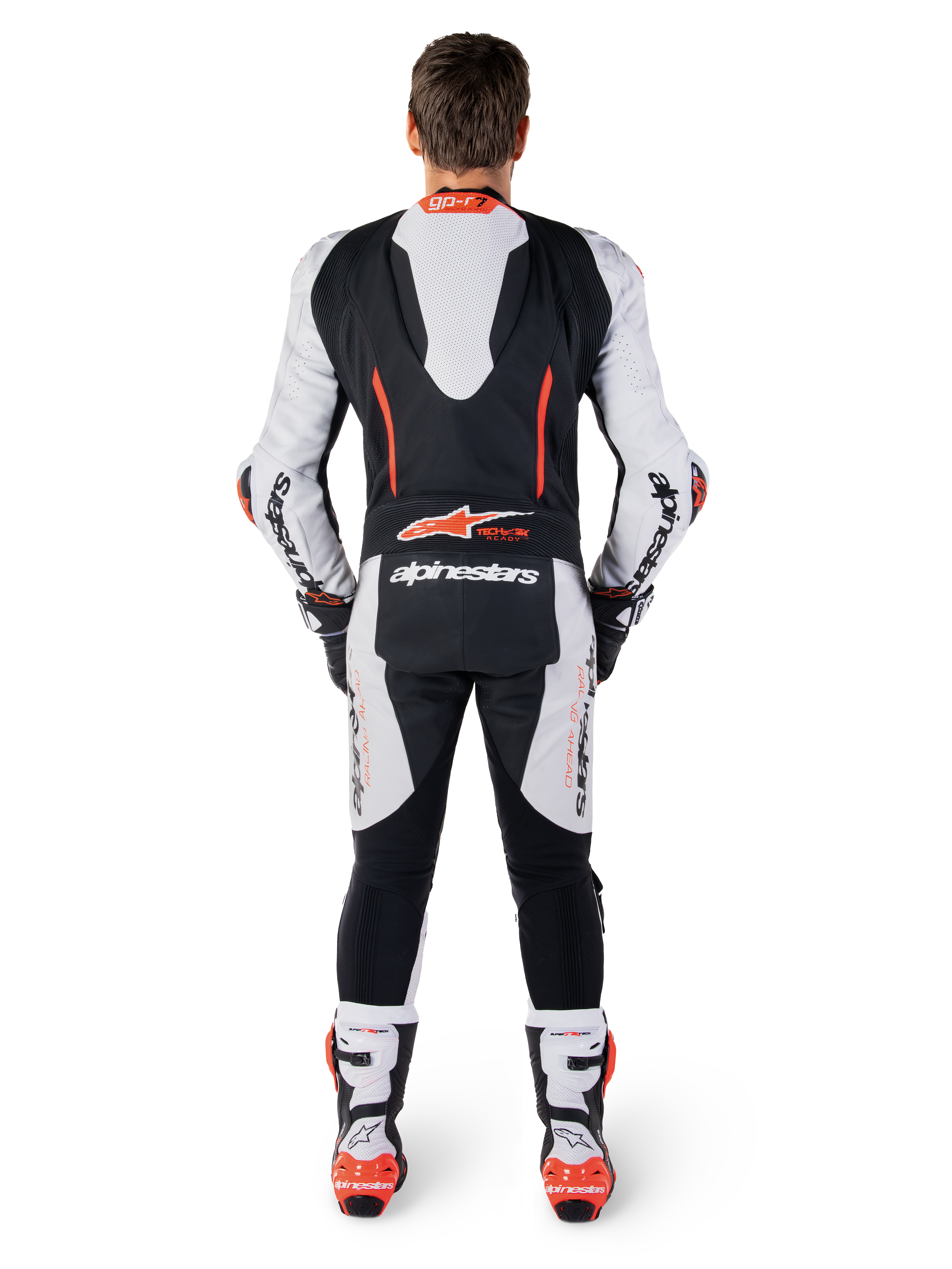 Alpinestars Skórzany Kombinezon GP-R7 1 Sztuka, biały i czarny, wyścigowy z garbem aerodynamicznym i grafiką Tech-Air Ready, widok z tyłu na modelu.