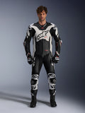 Alpinestars GP Plus V4 Sprint, męski jednoczęściowy skórzany kombinezon wyścigowy, czarno-biały z czerwonymi detalami fluo.