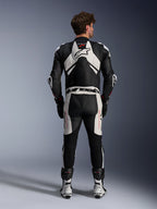 Alpinestars GP Plus V4 Sprint, jednoczęściowy skórzany kombinezon męski, czarny, biały i Red Fluo, garb aerodynamiczny.