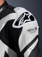 Alpinestars GP Plus V4 Sprint, skórzany kombinezon wyścigowy, czarno-biały ochraniacz ramienia Nucleon Race, perforowana skóra i logo Tech-Air Ready.