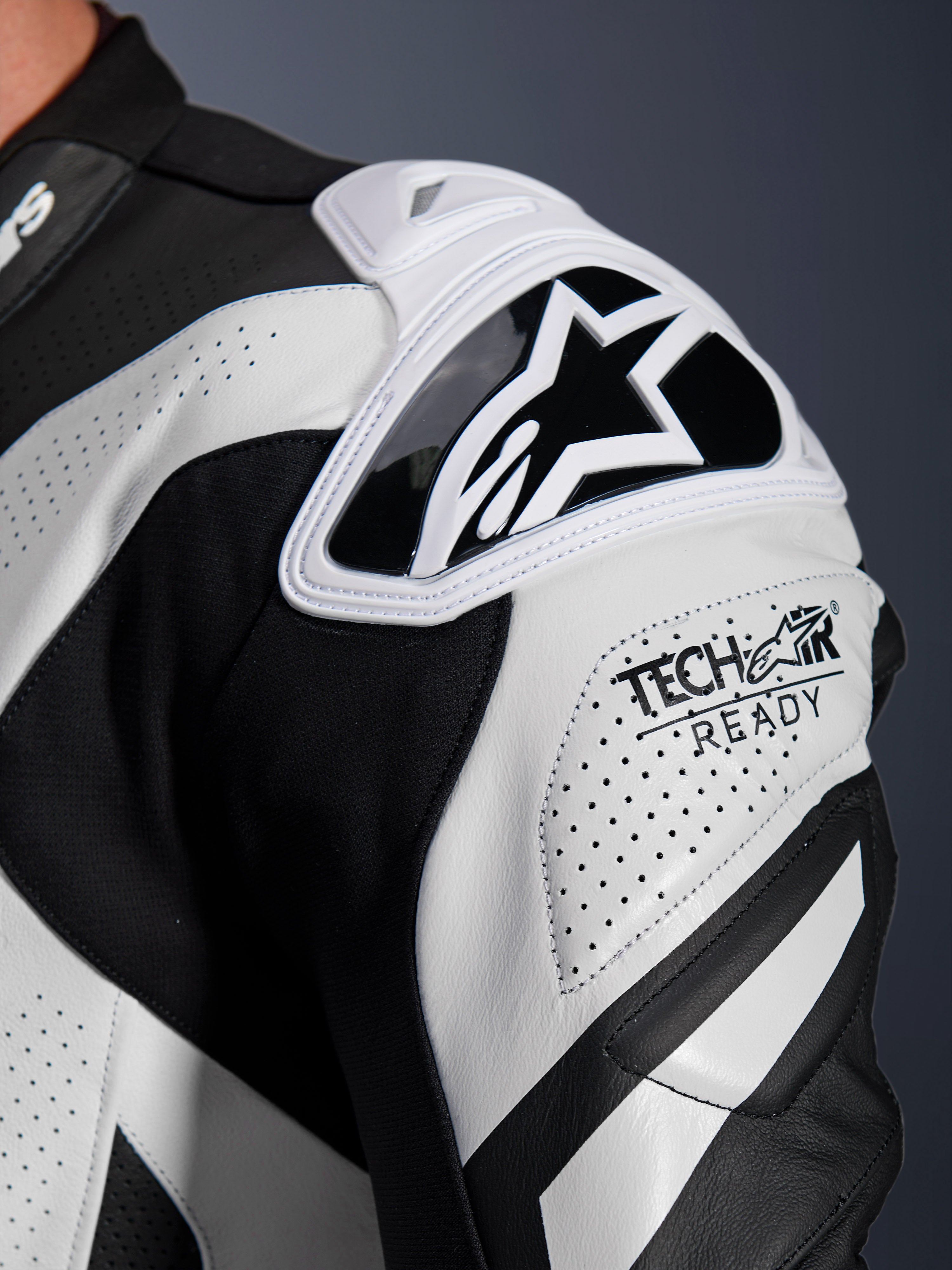 Alpinestars GP Plus V4 Sprint, skórzany kombinezon wyścigowy, czarno-biały ochraniacz ramienia Nucleon Race, perforowana skóra i logo Tech-Air Ready.