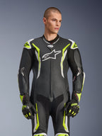 Alpinestars GP Tech V5 One Piece Leather Suit, czarny, biały i żółty fluo, profesjonalny sprzęt wyścigowy, perforowana skóra z dużym białym logo Astar na klatce piersiowej, fluorescencyjne żółte i białe akcenty, noszony z dopasowanymi rękawicami wyścigowymi