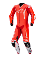 Alpinestars GP Tech V5 One Piece Leather Suit, jednoczęściowy kombinezon skórzany, czerwony fluo, jasnoczerwony i biały, widok z przodu, profesjonalny kombinezon wyścigowy z perforowaną skórą, białymi akcentami aerodynamicznymi i zintegrowanymi sliderami kolan
