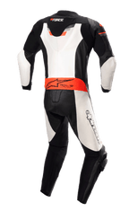 Alpinestars GP Force Chaser One Piece Leather Suit, widok z tyłu, czarny, biały i czerwony fluo, aerodynamiczny garb, oznaczenie Tech-Air Ready w pasie, białe skórzane panele, profesjonalny motocyklowy kombinezon wyścigowy ze skóry bydlęcej