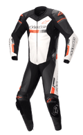 Alpinestars GP Force Chaser, jednoczęściowy kombinezon skórzany, czarny i biały z jaskrawoczerwonymi akcentami, profesjonalny motocyklowy kombinezon wyścigowy, perforowane panele skórzane, zewnętrzne ochraniacze ramion i kolan, konstrukcja ze skóry bydlęcej