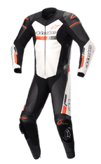Alpinestars GP Force Chaser, jednoczęściowy kombinezon skórzany, czarny i biały z jaskrawoczerwonymi akcentami, profesjonalny motocyklowy kombinezon wyścigowy, perforowane panele skórzane, zewnętrzne ochraniacze ramion i kolan, konstrukcja ze skóry bydlęcej