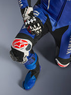 Alpinestars Yamaha GP-R7 One Piece Leather Suit, kombinezon motocyklowy, metaliczny niebieski i czarny, biało-czerwone logo Alpinestars na ochraniaczu kolana, wymienny ślizgacz kolana GP, dopasowany niebieski but wyścigowy, profesjonalny sprzęt gotowy na tor